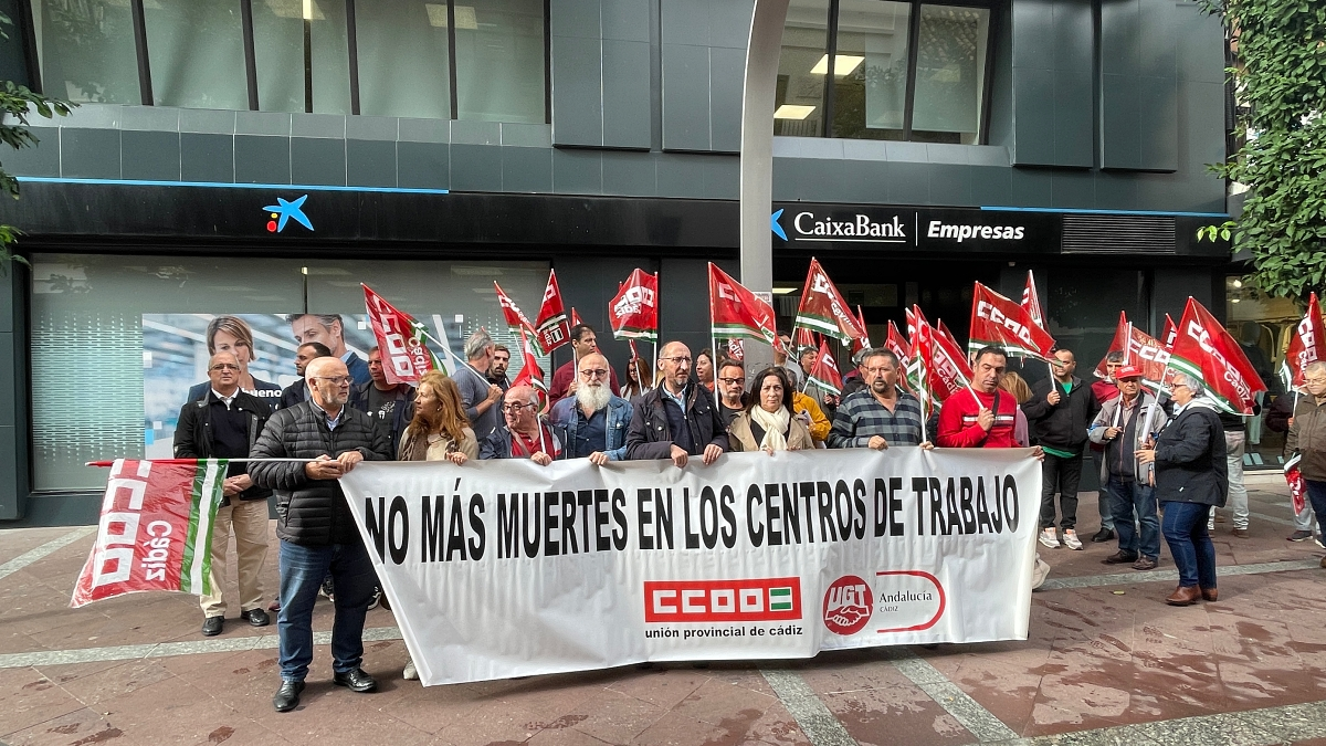 Participantes de la concentración convoada por CCOO tras el fatídico accidente laboral ocurrido el pasado sábado en Tarifa1