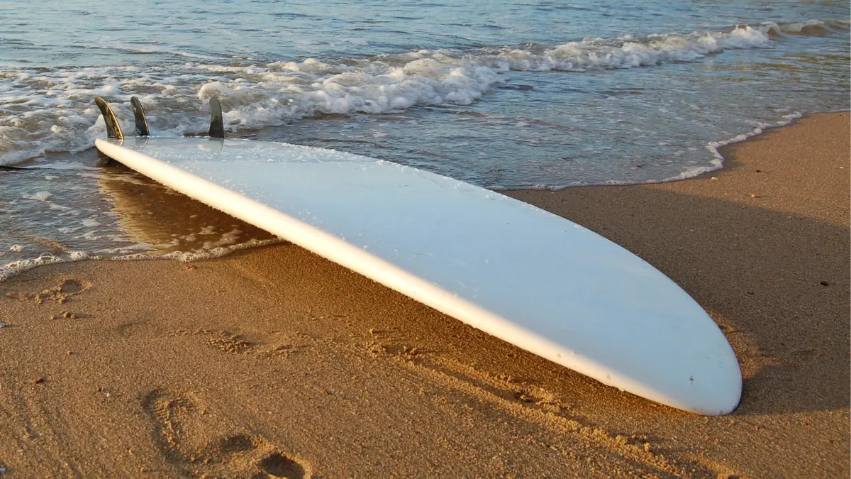 Una tabla de surf en la orilla de un playa