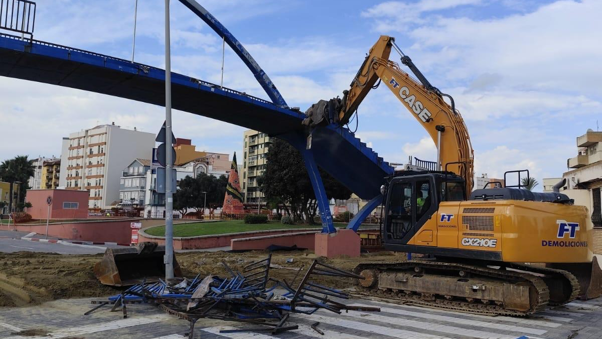 Labores de derribo del puente durante esta jornada del martes