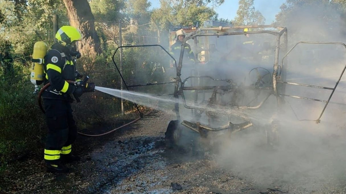 La rápida actuación de los bomberos del parque de Los Barrios evitó males mayores