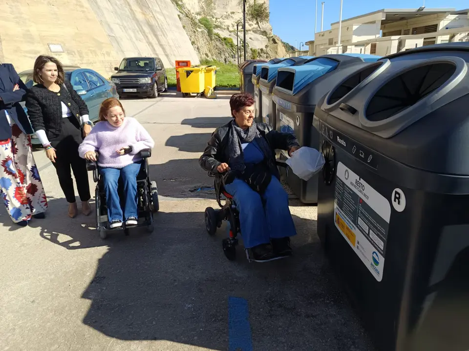 Algunas tarifeñas haciendo uso de los nuevos contenedores instalados en la calle 