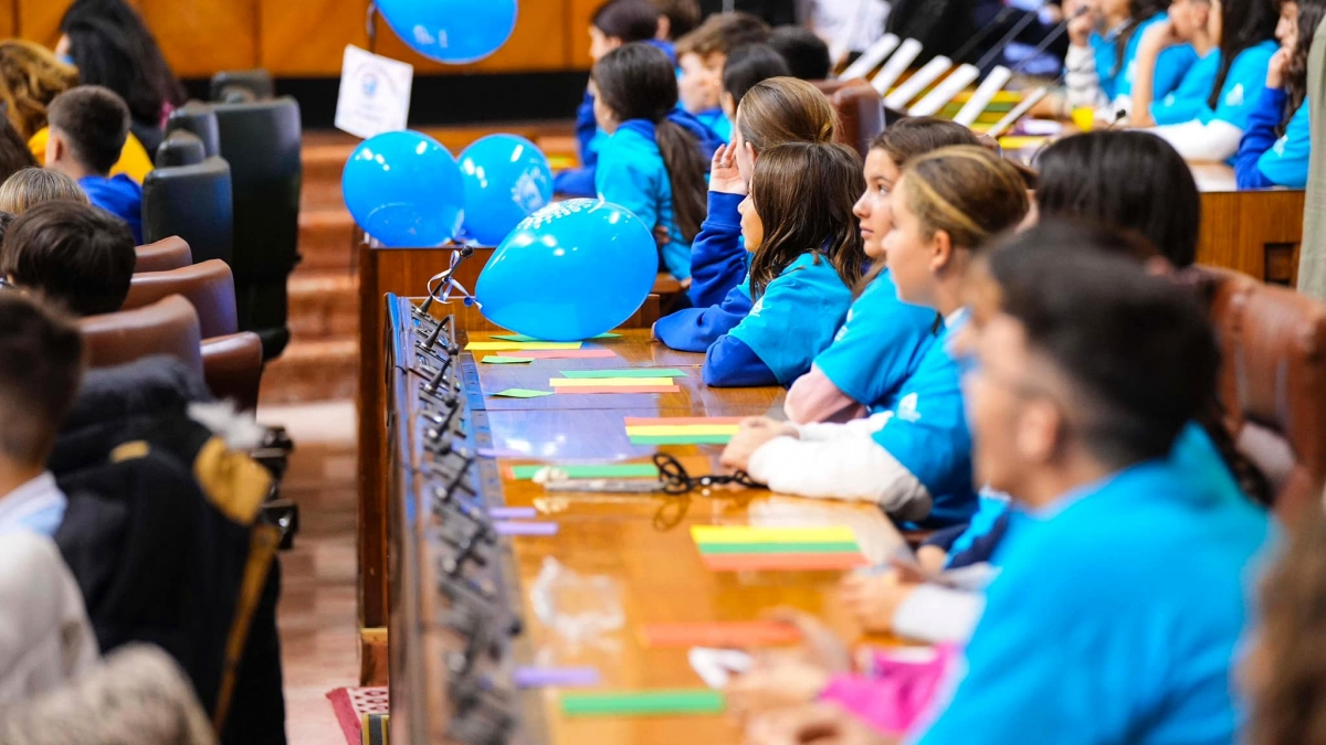 Alumnos de los centros participantes en el pleno infantil, entre ellos 12 de Algeciras.FOTO: Parlamento de Andaluc&iacute;a.
