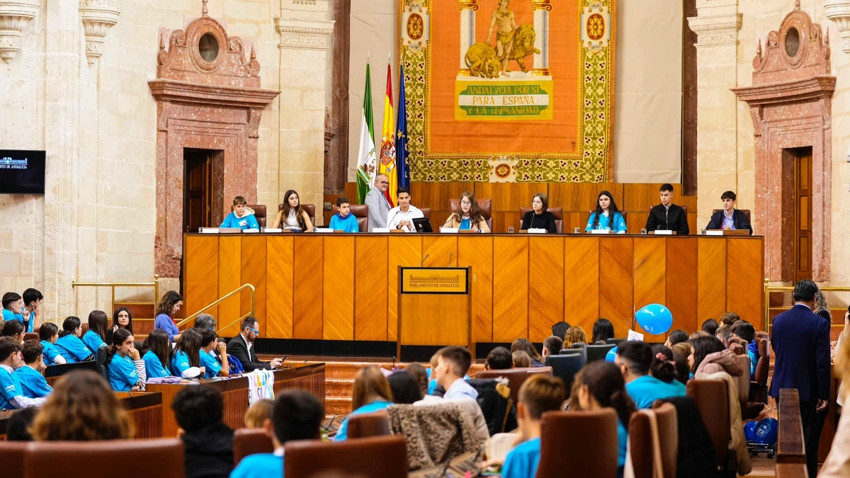 Alumnos de los centros participantes en el pleno infantil, entre ellos 12 de Algeciras.FOTO: Parlamento de Andaluc&iacute;a.