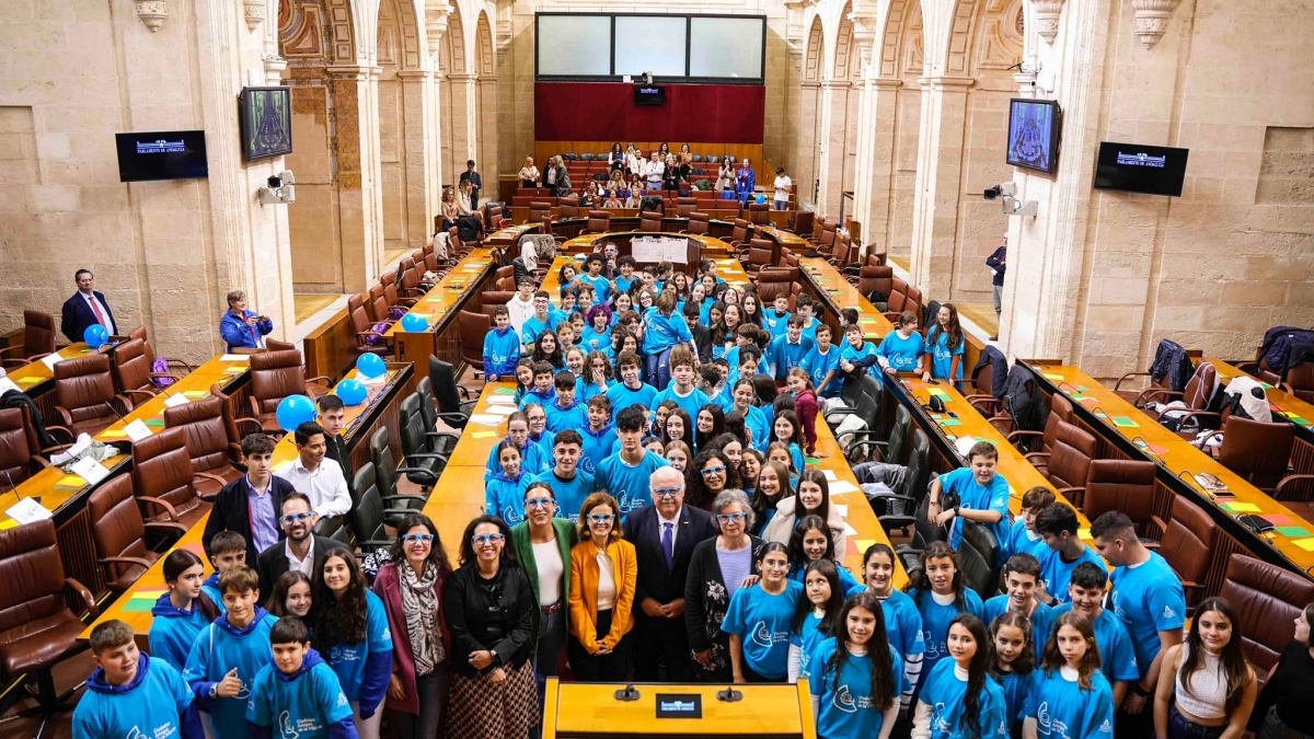 Alumnos de los centros participantes en el pleno infantil, entre ellos 12 de Algeciras.FOTO: Parlamento de Andaluc&iacute;a.