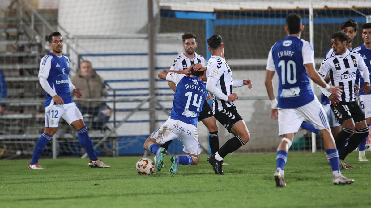 El abinegro Carbiá, al fondo, autor de los dos goles del conjunto albinegro hoy en Jerez. FOTO- Xerez CD 