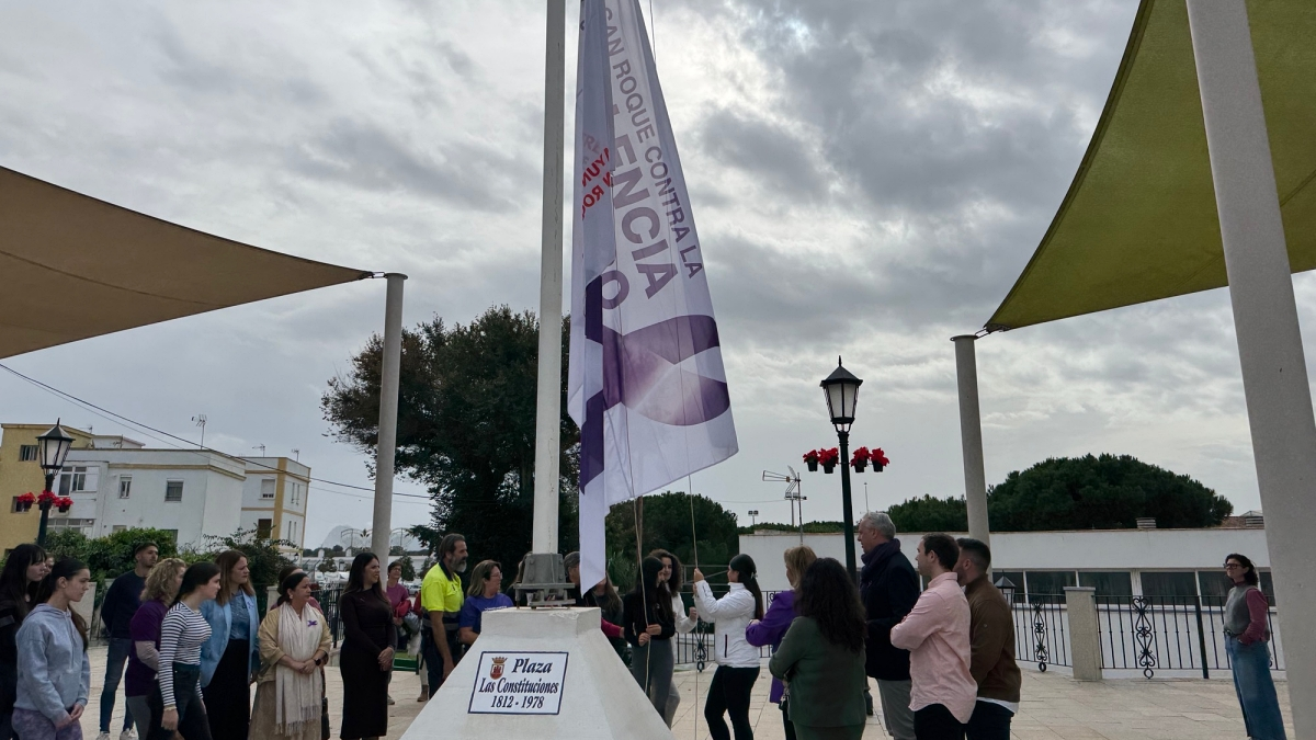Izada de la bandera en San Roque con motivo del 25N 2