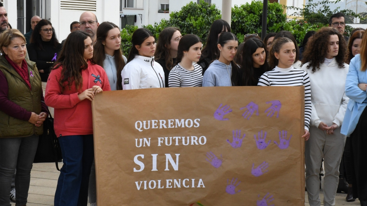 Izada de la bandera en San Roque con motivo del 25N 3