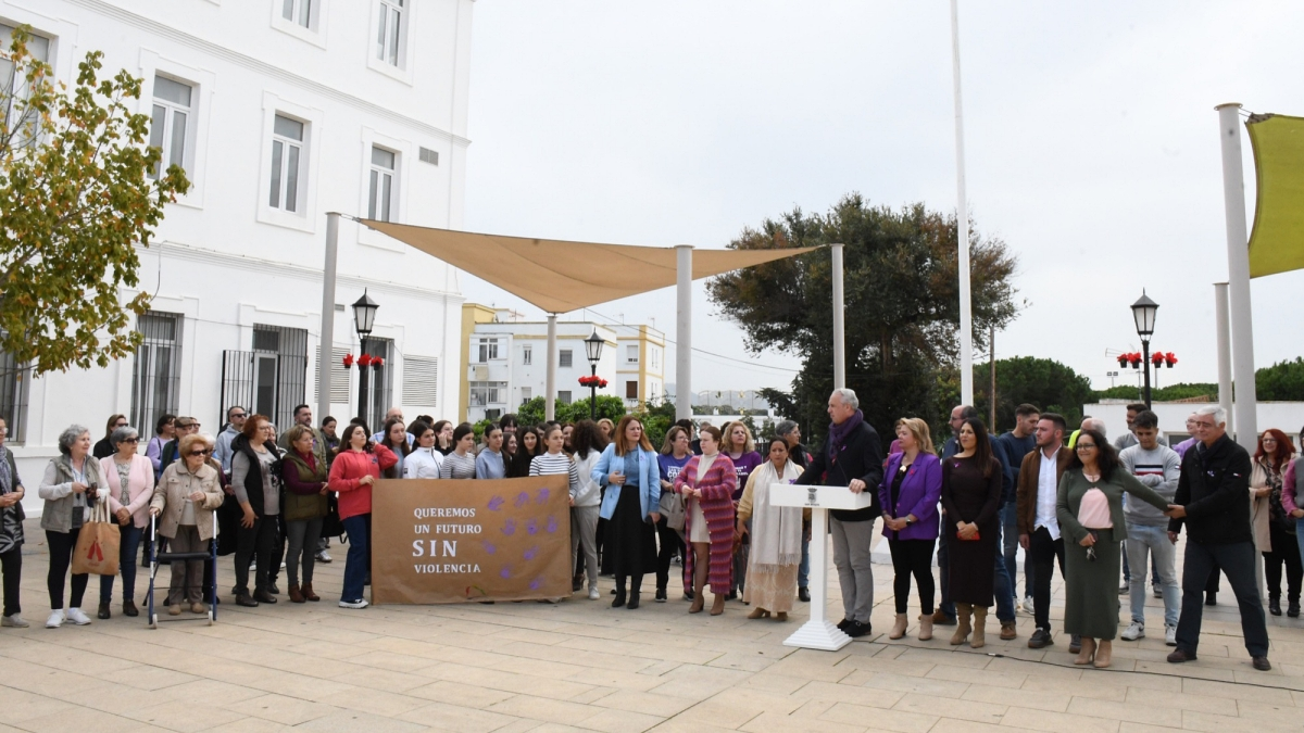 Izada de la bandera en San Roque con motivo del 25N