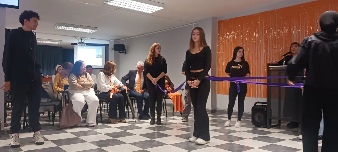 Barrio vivo representa con jóvenes del IES Getares dentro del proyecto %22Jóvenes Violeta%22 la perdormance Lazos morado1