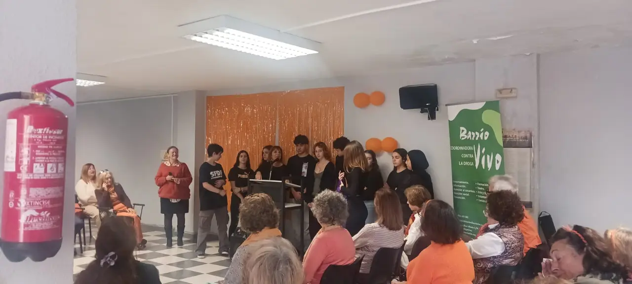 Barrio vivo representa con jóvenes del IES Getares dentro del proyecto %22Jóvenes Violeta%22 la perdormance Lazos morado2