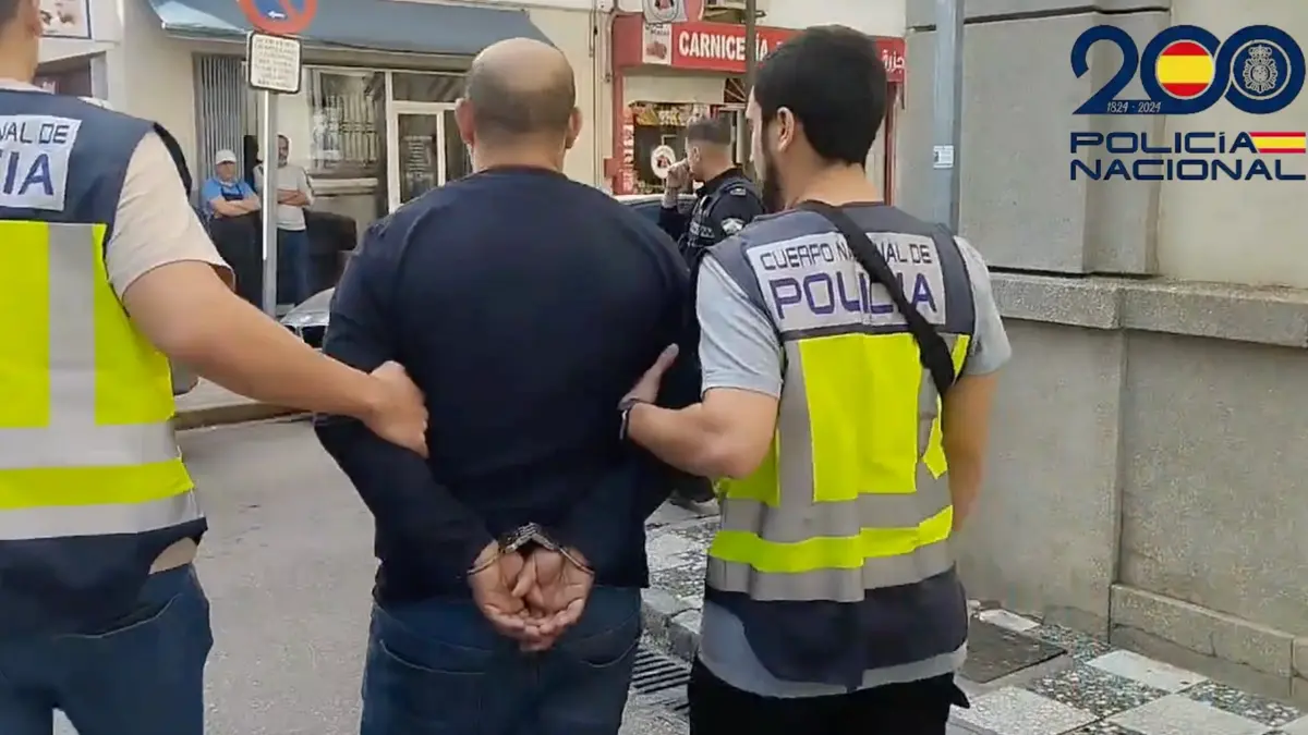 Momento en el que el detenido es trasladado por los agentes 
