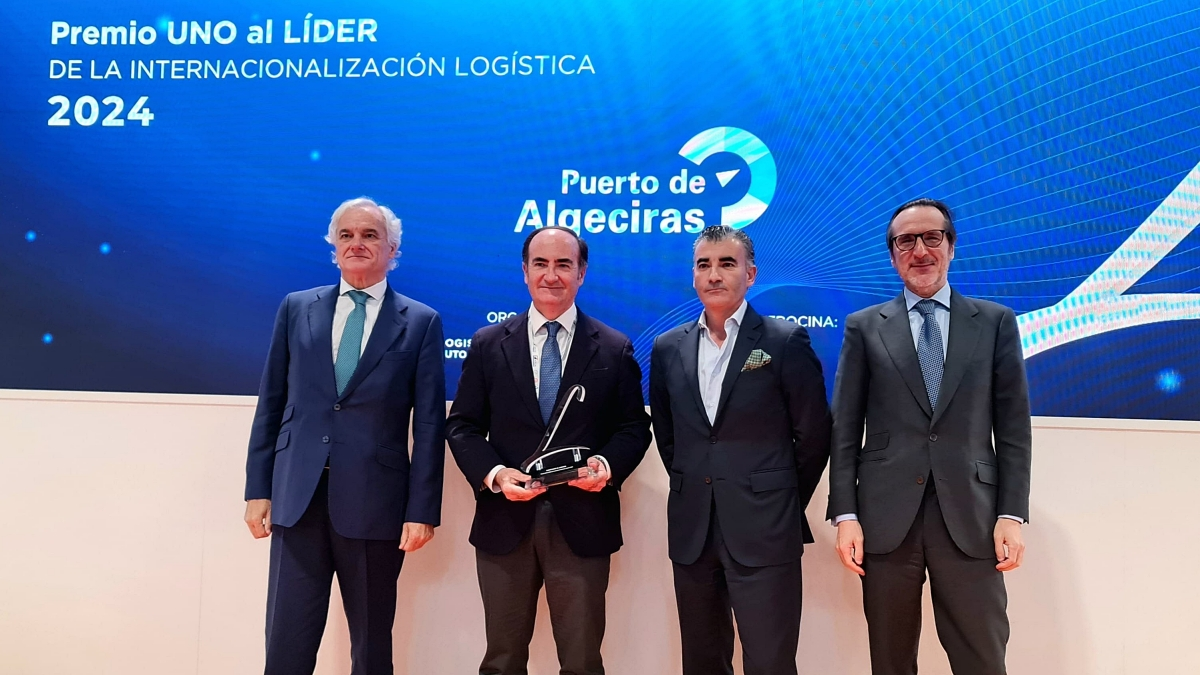 Gerardo Landaluce posa con el galardón concedido al puerto que preside