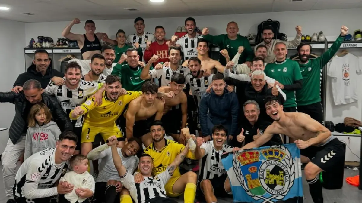 Jugadores de la Balona y cuerpo técnico celebran la victoria en el vestuario local del Ciudad de La Línea. FOTO: RB Linense