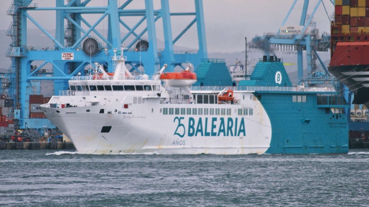 Uno de los buques que habitualmente transitan por el Estrecho de la compañía Balearia