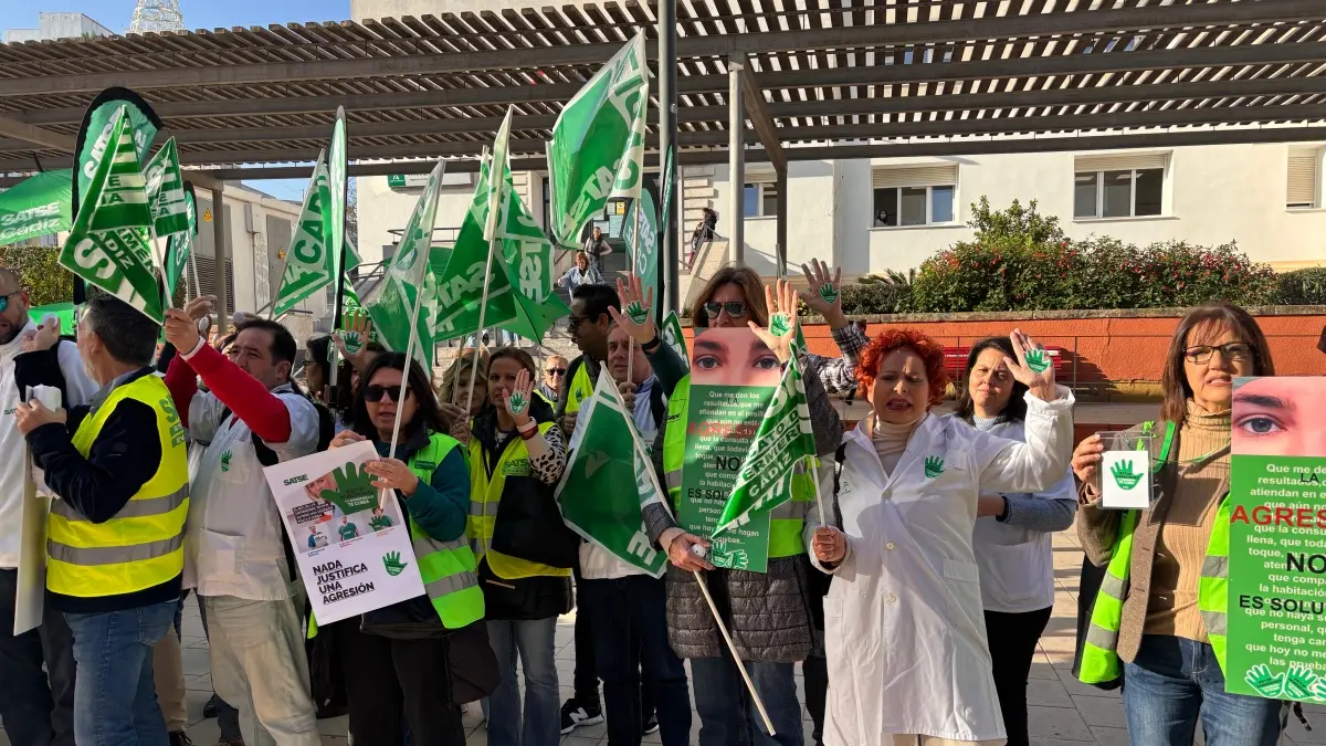 Concentración en contra de las agresiones a sanitarios en Algeciras 