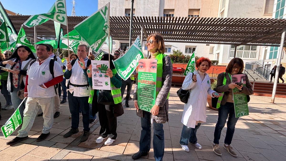Concentración de protesta en Algeciras contra las agresiones a sanitarios 6