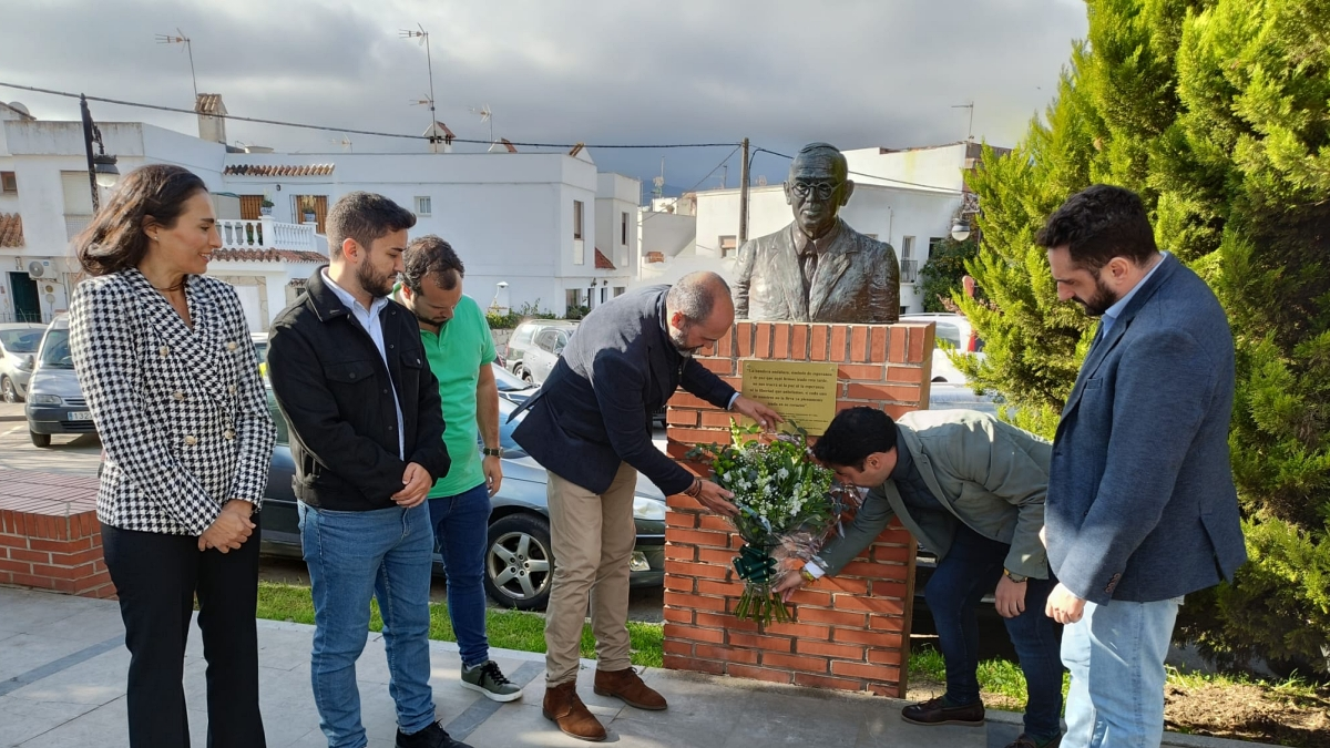 El alcalde, Miguel Alconchel (i), acompañado de varios integrantes de la corporación municipal, deposita las flores junto a la estatua de Blas Infante