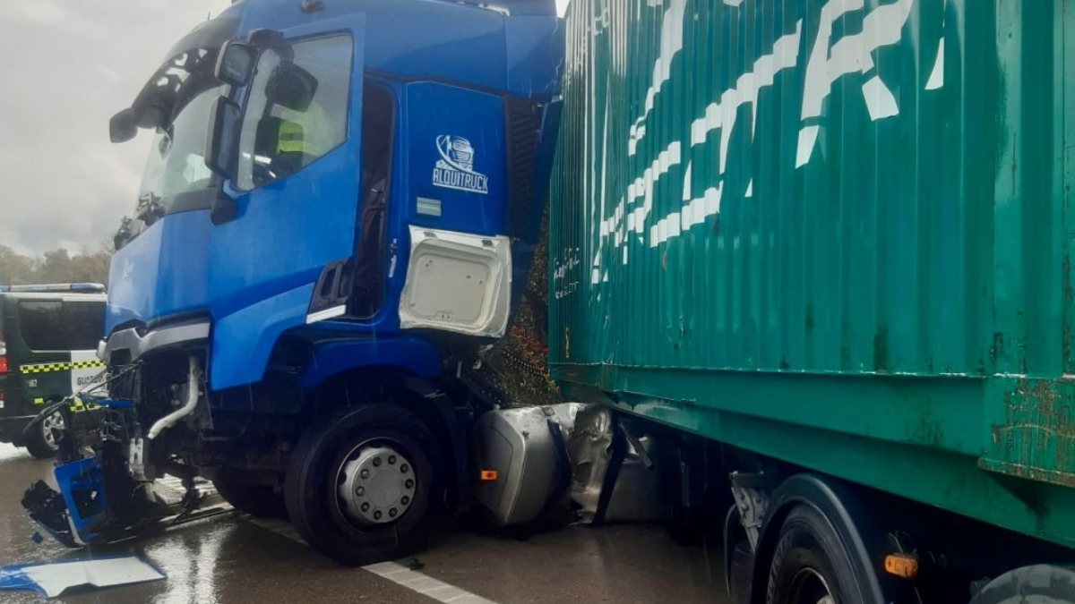 Así quedó el trailer en mitad de la carretera. FOTO - Bomberos de Cádiz 