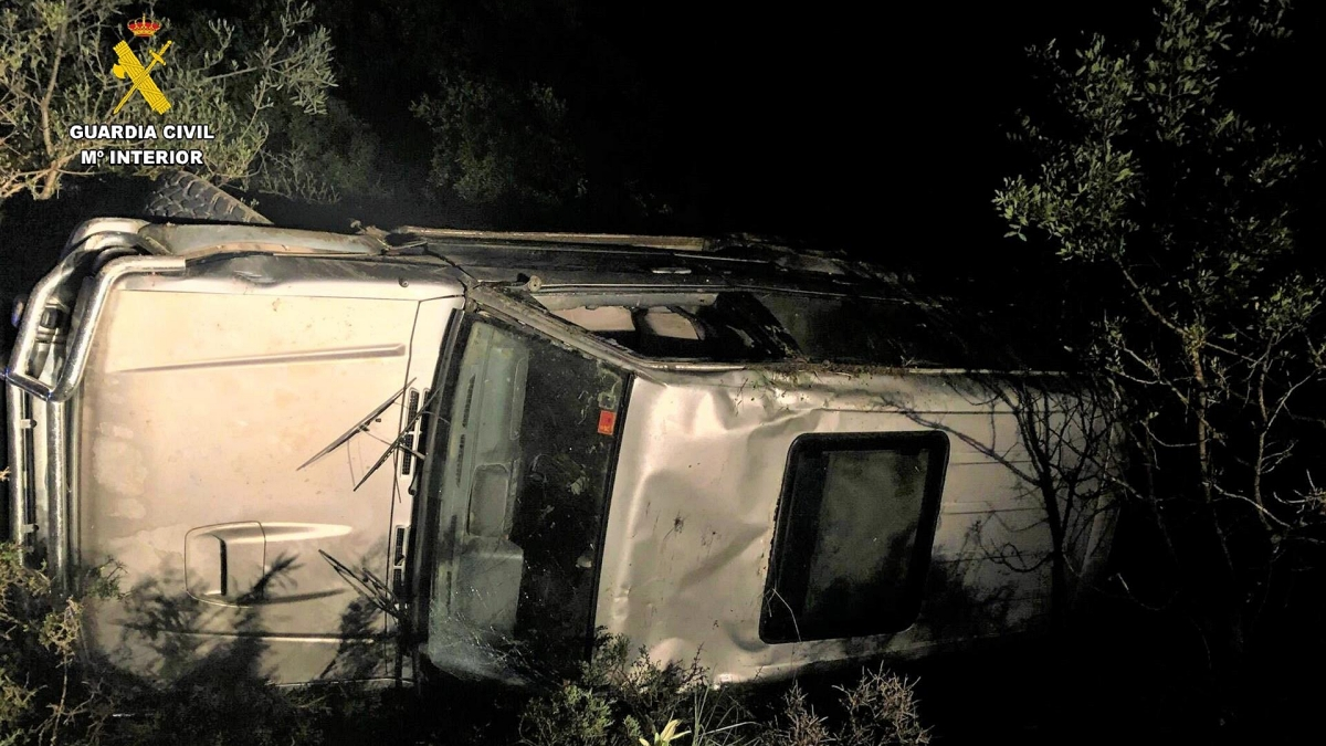 Así quedó el furgón tras escapar a gran velocidad al ver la presencia de la Guardia Civil