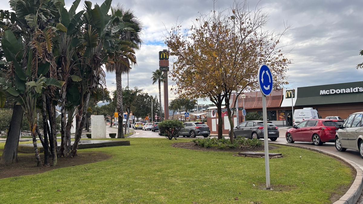 Vehículos en cola tratando de alcanzar la general desde Sotorebolo
