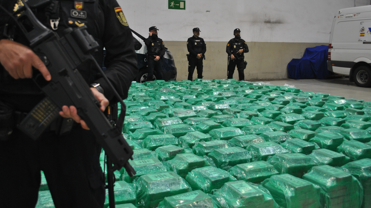 Agentes de la Policía Nacional, durante la presentacion de una operación anti-droga en el Campo de Gibraltar