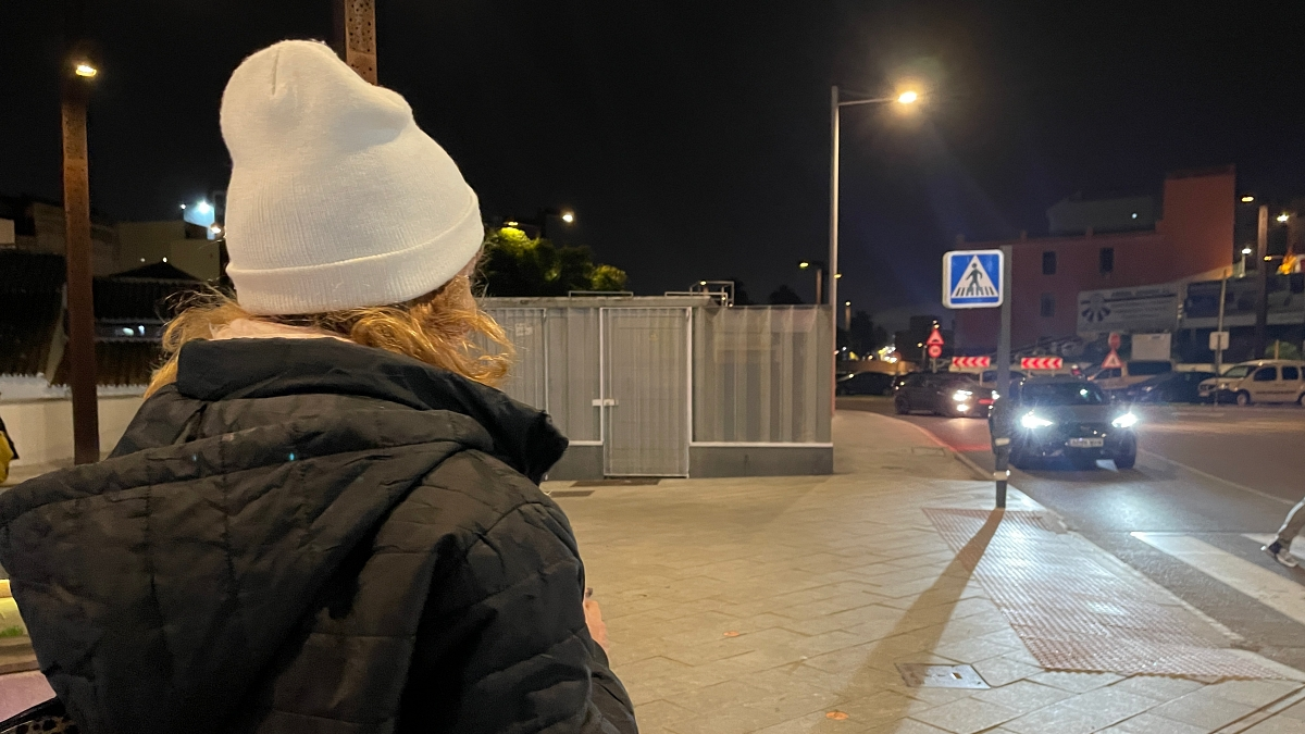 María del Mar, en la zona donde habitualmente busca trabajo a diario
