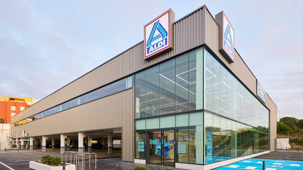 Fachada exterior del nuevo supermercado de la zona de Pajarete