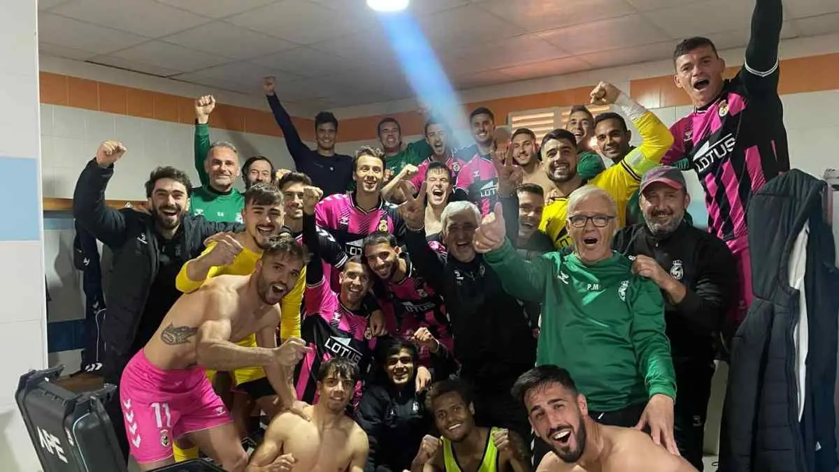 Vacaciones felices, los jugadores de la Balona, que han vestido de rosa y negro, celebran el crucial triunfo en tierras murcianas