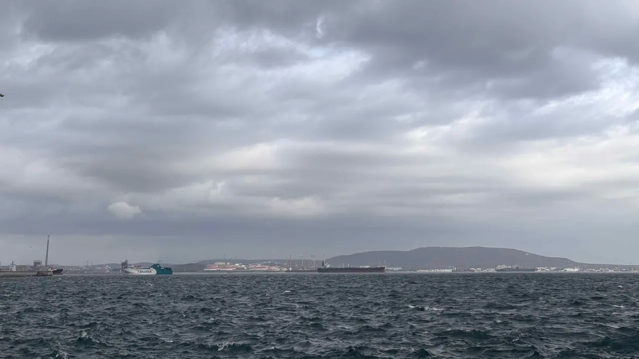 El temporal hace estragos en la bahía de Algeciras y el Estrecho