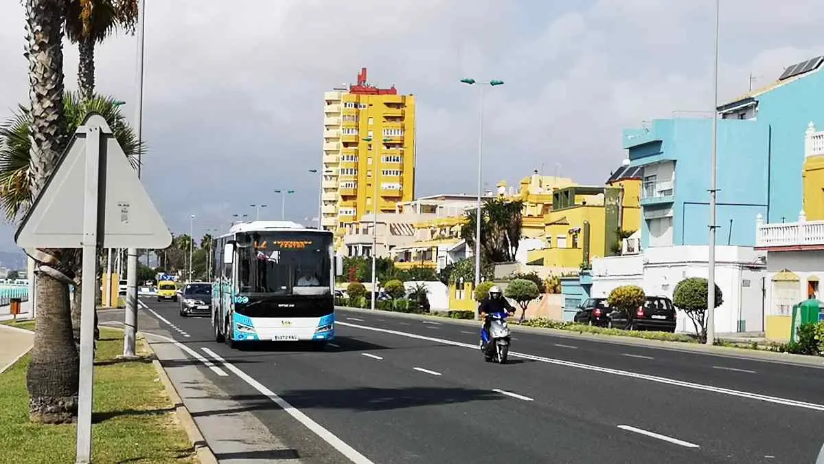 Uno de los autobuses que circula por la localidad linense. FOTO - Socibus