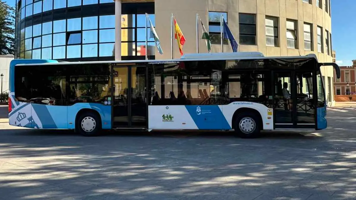 Uno de los autobuses que circula por la localidad linense. FOTO - Socibus