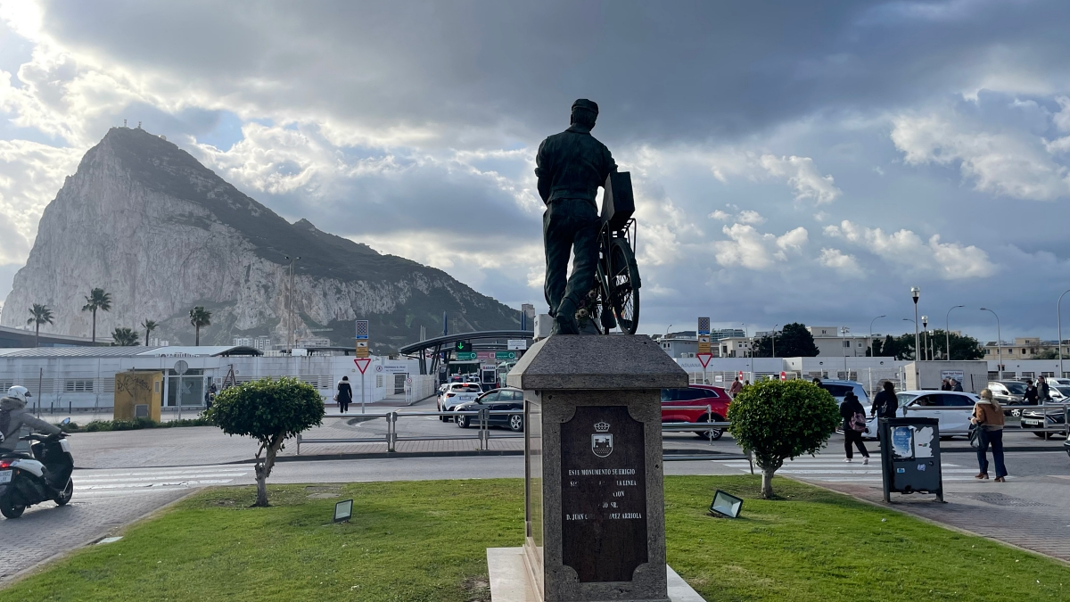 El recuerdo a los trabajadores transfronterizos preside la entrada a Gibraltar 