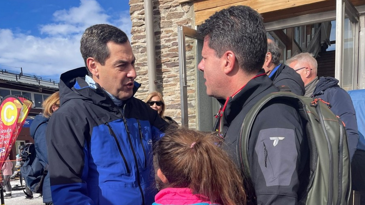 Juanma Moreno (i) y Fabián Picardo (d) charlan durante su encuentro casual en Granada