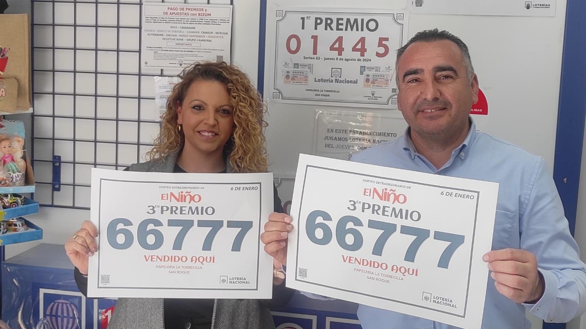 Responsables de papelería La Torrecilla muestran con alegría el número premiado y que ellos han vendido en este punto. FOTO (Facebook)