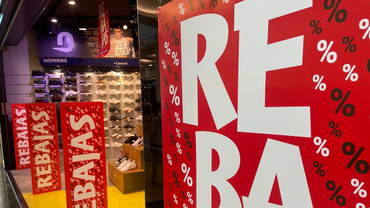 Carteles que anuncian descuentos en el interior de la tienda