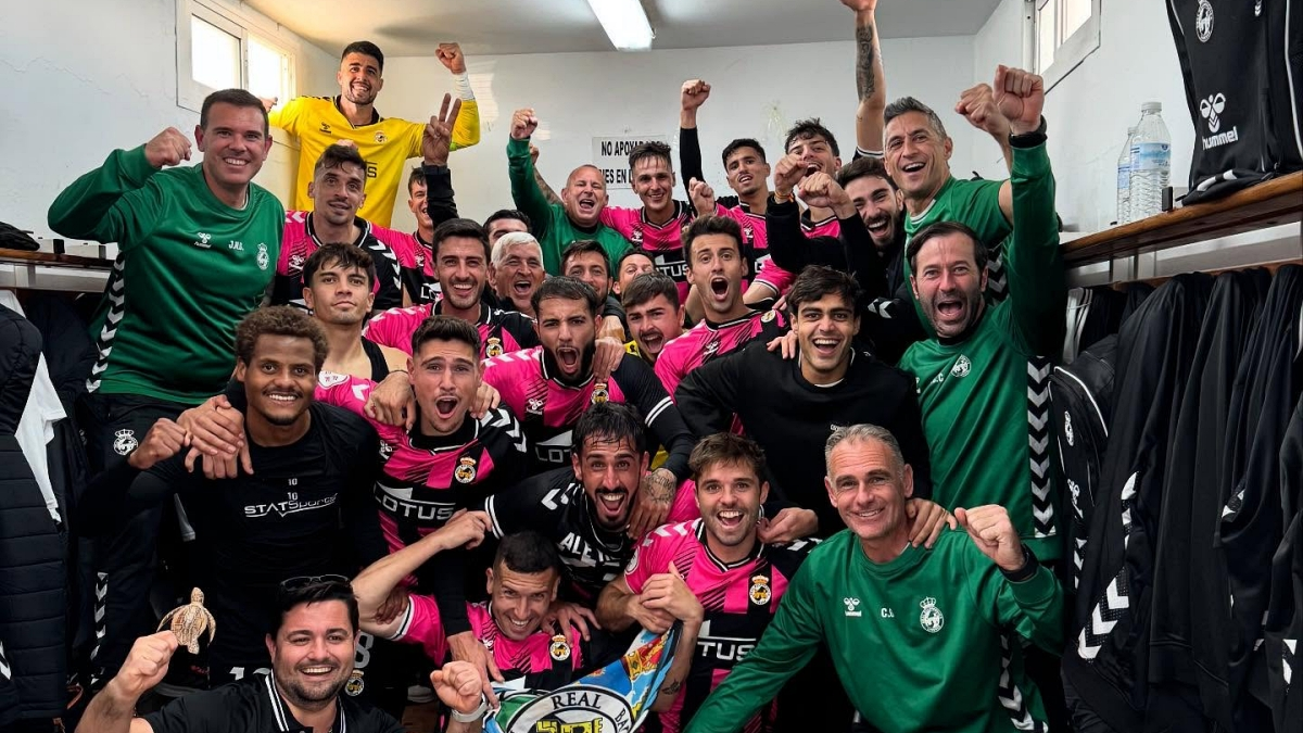 Jugadores, técnicos y miembros de la expedición celebran el triunfo logrado este domingo en Lebrija