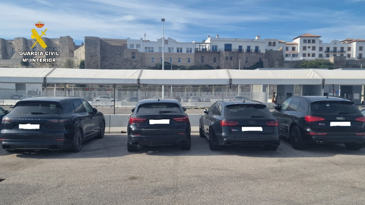 Algunos de los vehículos de alta gama interceptados en el puerto de Tarifa antes de embarcar hacia Marruecos