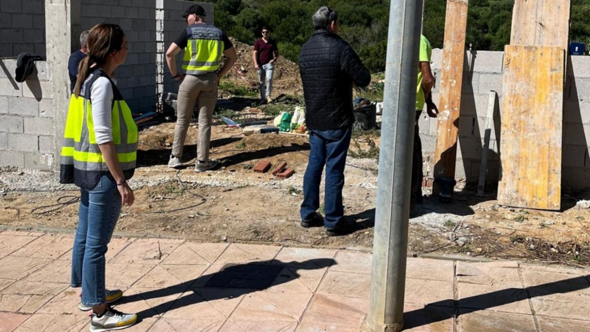 Agentes de la Policía Nacional, en plena intervención que se ha saldado con una detención