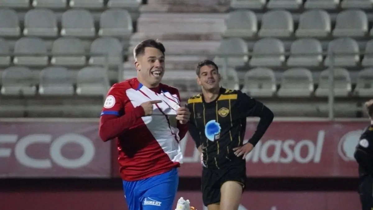 Leiva se señala el escudo tras anotar el gol del triunfo ante el Intercity. FOTO - Algeciras CF