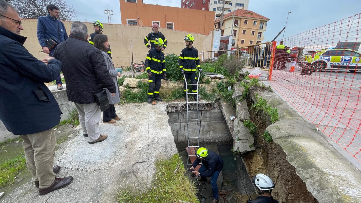Responsables y técnicos municipales observan el trabajo que llevan a cabo los bomberos en la zona afectada por el hundimiento