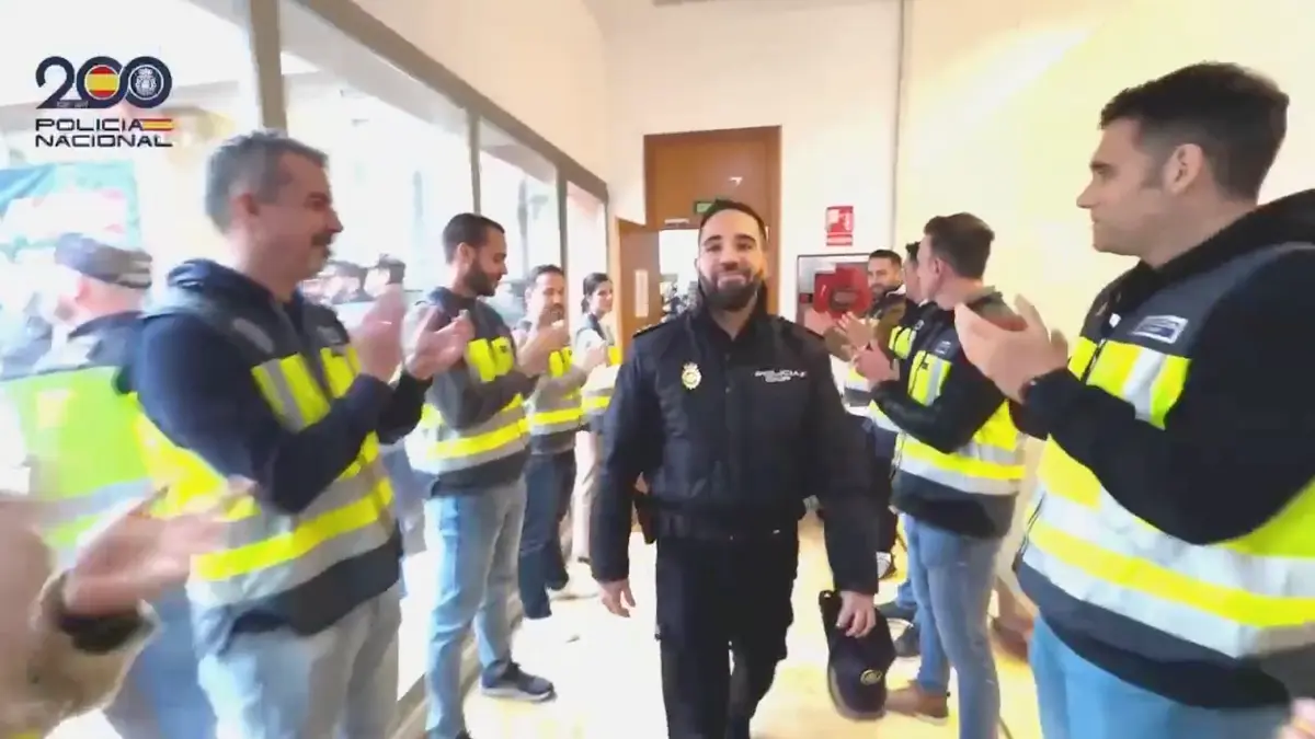Fran es aplaudido por sus compañeros en el regreso a la comisaría algecireña