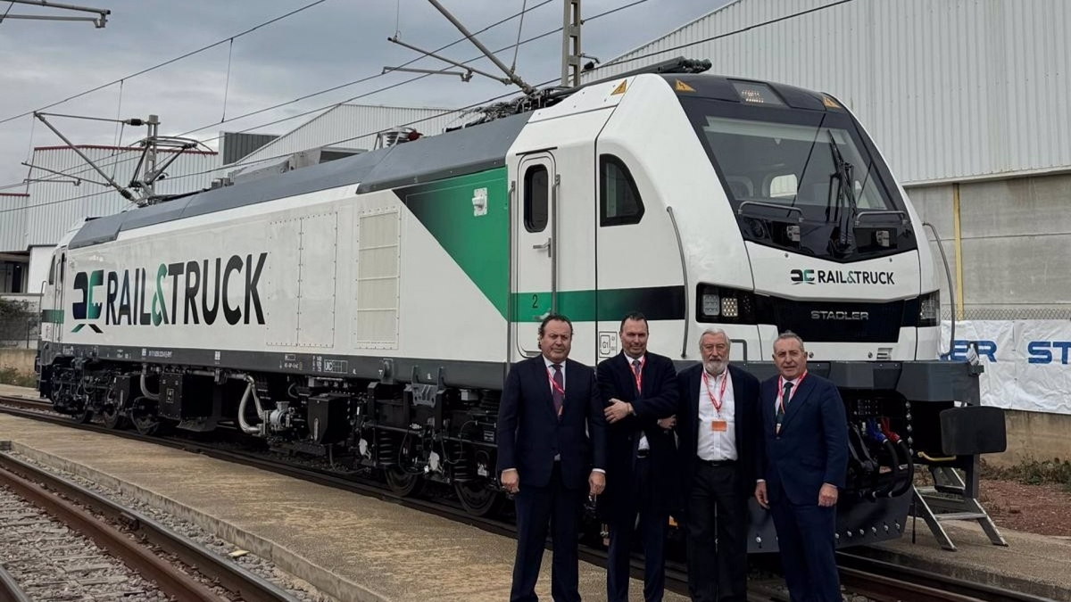 Responsables de Rail & Truck, tras la entrega del material