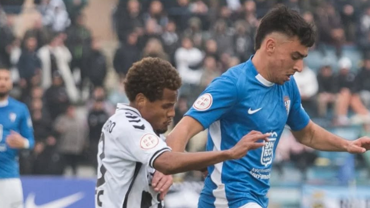 Joao Pedro trata de robar el esférico a un jugador local. FOTO - San Fernando