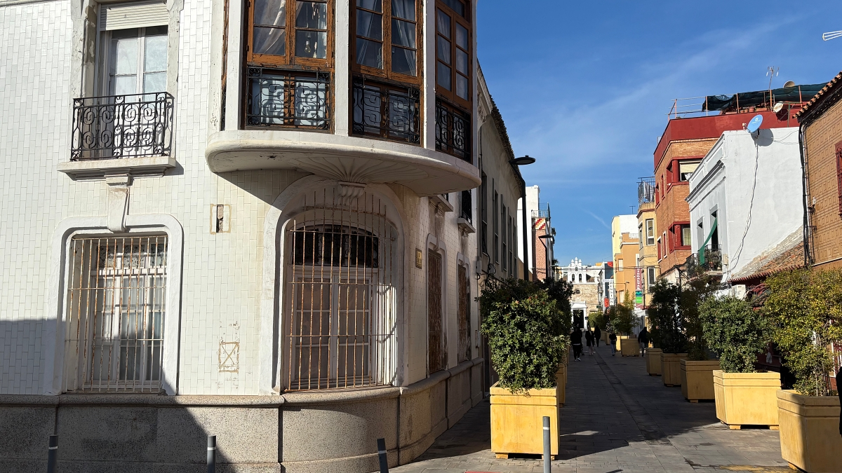 Una de las calles del barrio de La Caridad, en Algeciras