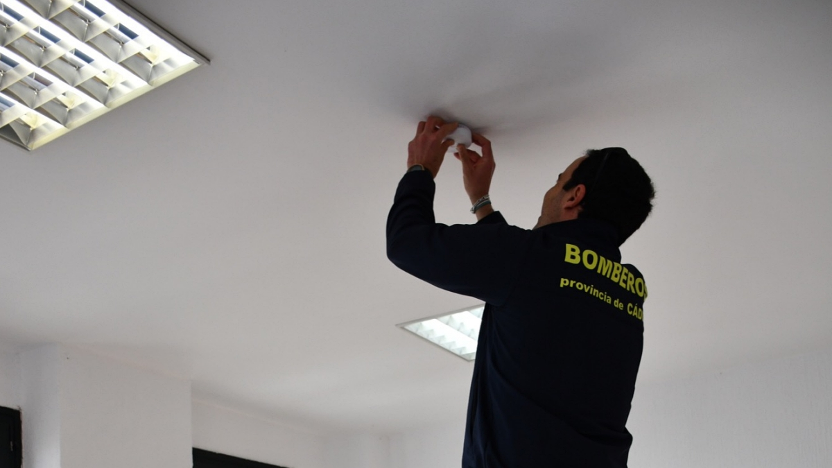 Bomberos del Consoricio de Cádiz instalan algunos de estos detectores