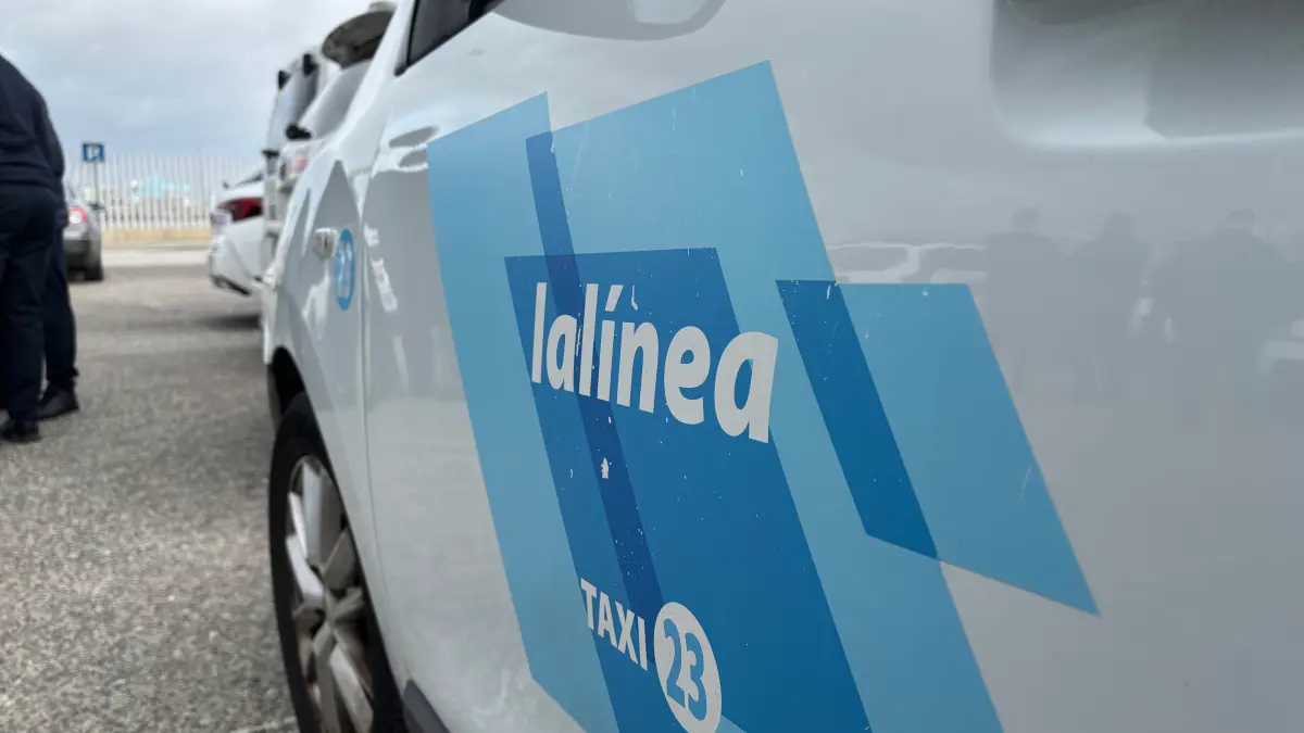 La apertura de la Verja no cambia las normas para el sector del taxi. Gibraltar anuncia controles espec&iacute;ficos, multas e incluso la retirada de veh&iacute;culos para impedir que taxis espa&ntilde;oles operen sin licencia en el Pe&ntilde;&oacute;n