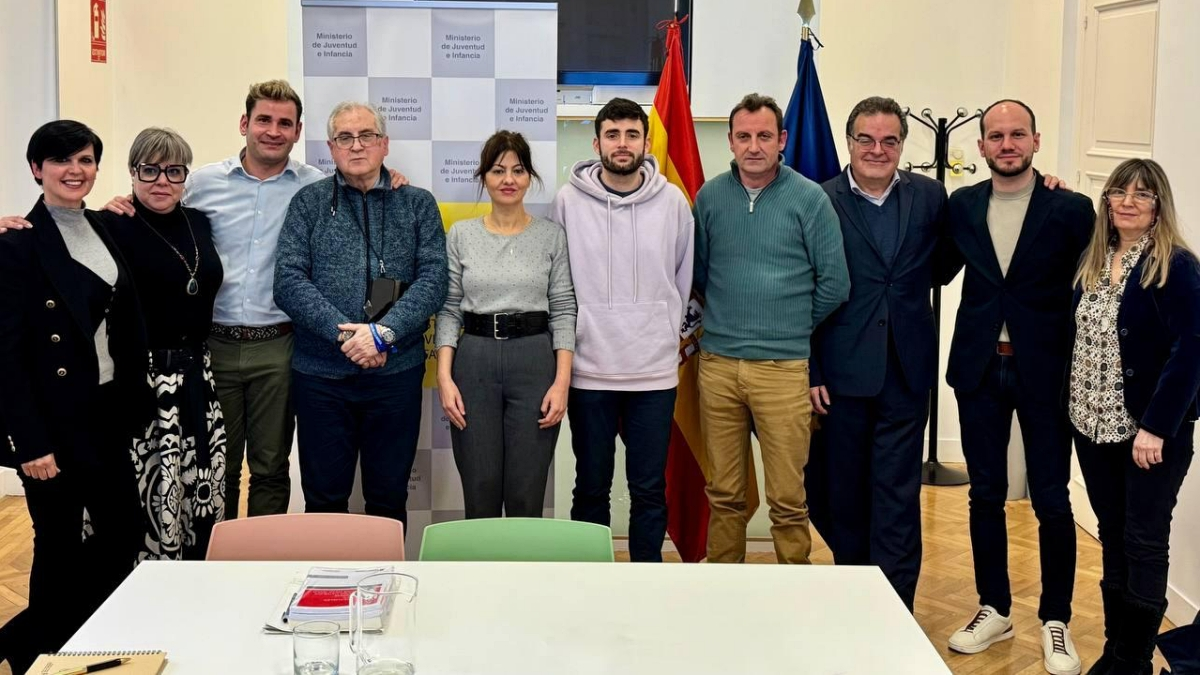 Cuevas (i), junto a otros compañeros de asociaciones, en el encuentro con la ministra