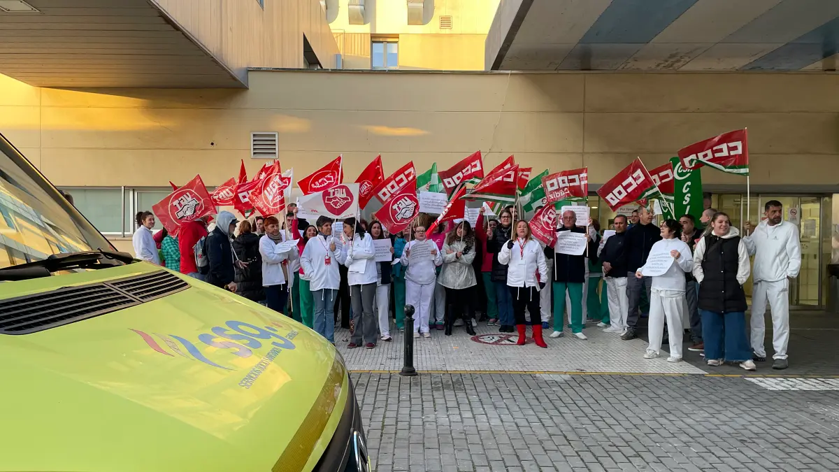 Protesta de los trabajadores a las puertas de Urgencias del 'Punta Europa'
