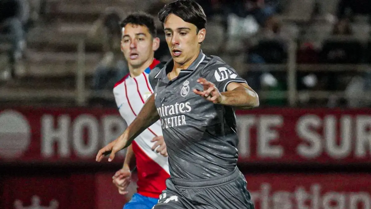 Lautaro trata de frenar el avance de un jugador del filial madridista 