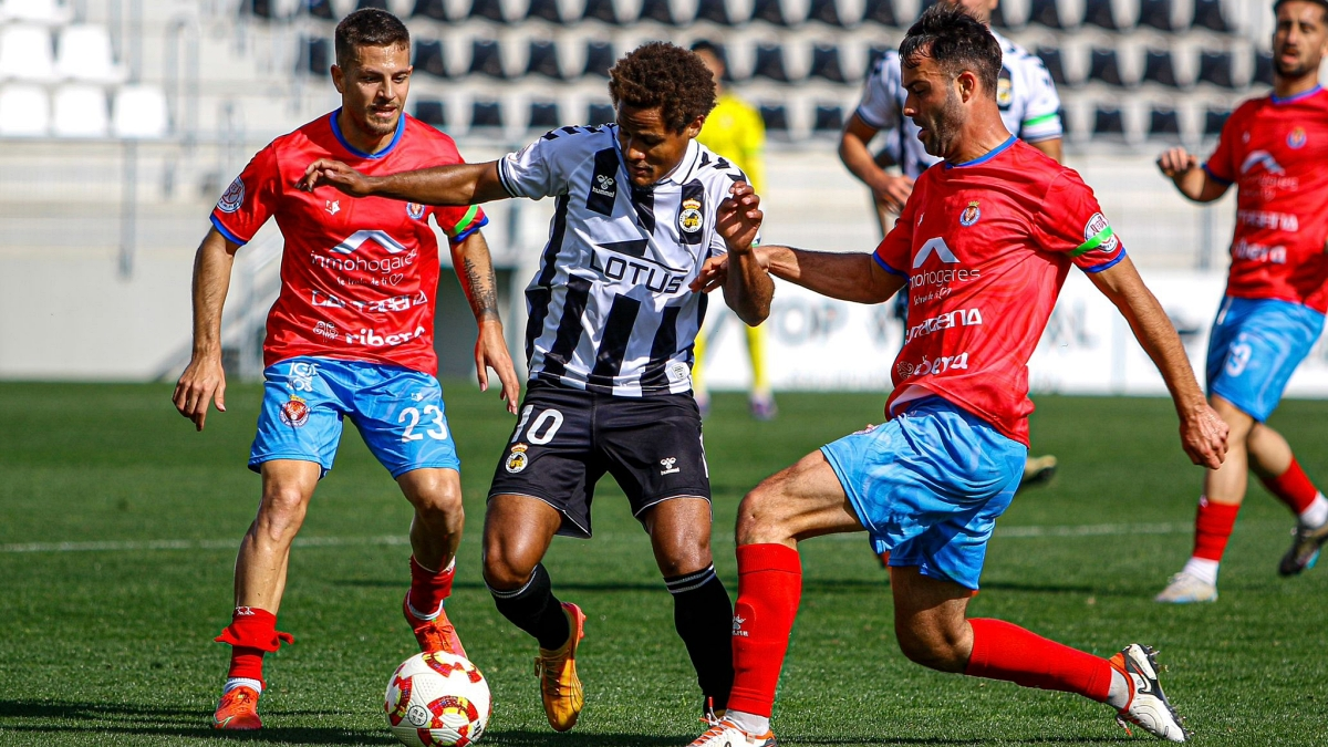 Joao Pedro trata de salir airoso de una jugada ante dos rivales. FOTO - JMF